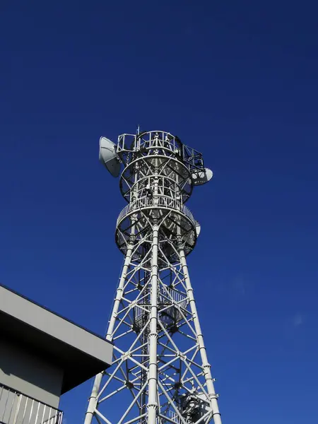 タワーとラジオアンテナとブルースカイ — ストック写真