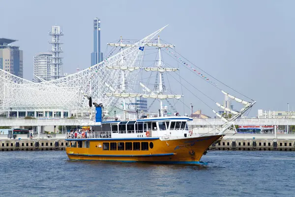 Güneşli bir günde limandaki gemi.