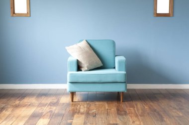 Şık koltuklu güzel modern evin iç çekimleri.