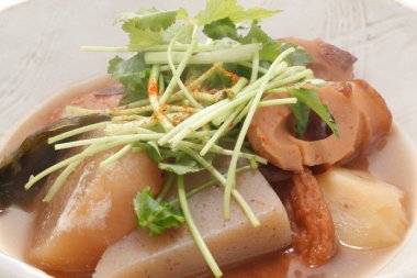 Çeşit çeşit sebze ve yeşilliklerle süslenmiş balık köftesi.