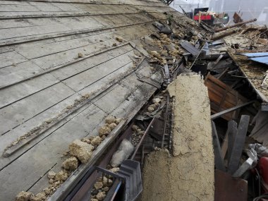 Çökmüş binanın enkazı çöktü.