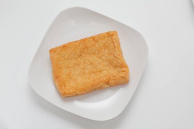 Arka planda kızarmış tofu peyniri, kapat.