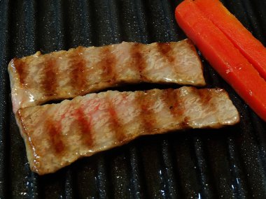 Sebzeli ve baharatlı ızgara et, yakın çekim.         