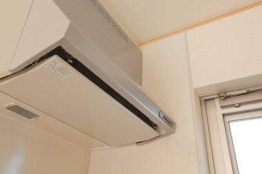 Yeni evde modern ve çağdaş mutfak.