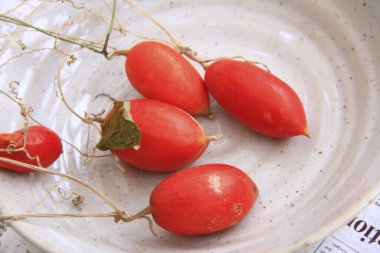Tabaktaki kırmızı olgun organik domateslerin yakın plan görüntüsü      