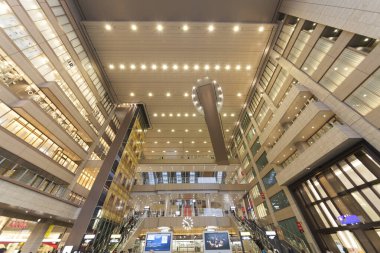 Geniş açık alan ve parlak ışıklarla modern mimari