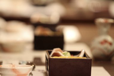 Japon yemeklerinin yemek deneyiminde servis edildiği yakın çekim.