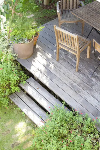 Modern Japon evinin güzel bahçesinin manzarası.