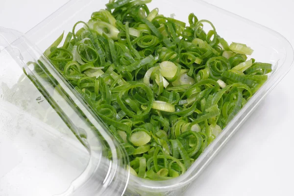 Envase Plástico Con Ensalada Cebollas Verdes Rodajas Sobre Fondo Blanco —  Fotos de Stock