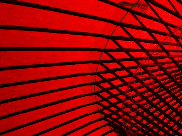 Arka planda Japon kırmızı şemsiyesi, kapat