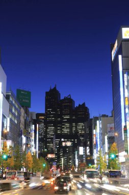 Tokyo, Japonya 'da binaları ve insanları olan modern şehir manzarası. 