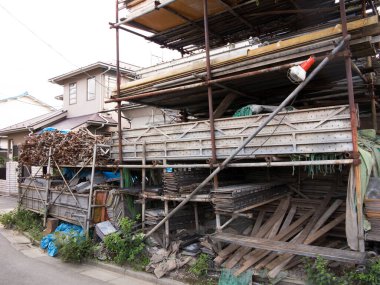 İstiflenmiş materyalleri ve yapı yapılarını gösteren inşaat alanı