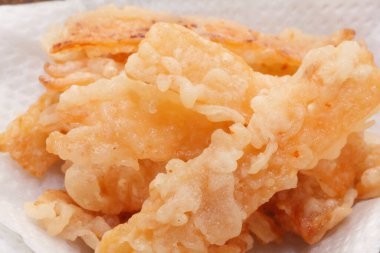 Tabakta kızarmış mürekkep balığı, yakın çekim görüntüsü.