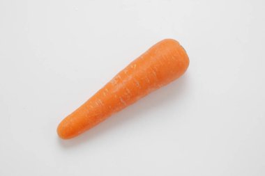 Beyaz arka planda izole edilmiş taze havuç