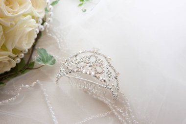 Düğün, konsepti gümüş taçla kutlamak