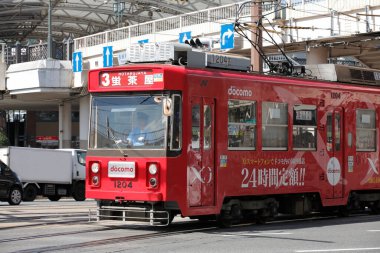 Tramvay şehrin caddesinde ilerliyor..