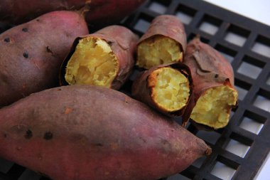 Lezzetli fırında pişmiş patatesleri yakın.      