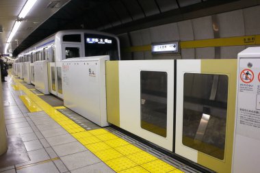 Tokyo metro istasyonunun içi, Japonya