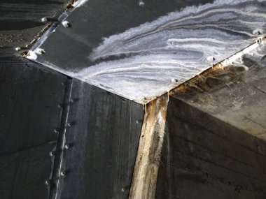 Paslanmış metal paneller paslanma ve aşınma izlerini gösteriyor.