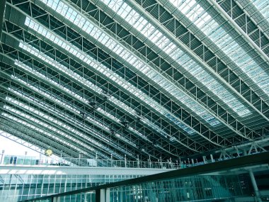 Geniş cam çatı ve kirişlere sahip modern mimari