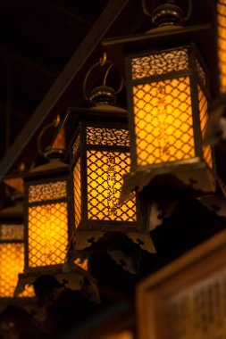 Dekoratif fenerler karanlık ortamda sıcacık parlıyor.