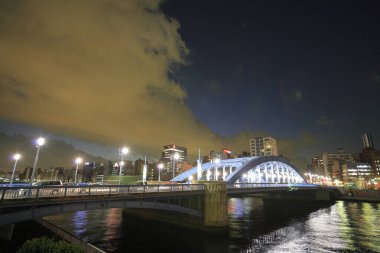 Akşam vakti limanda zengin ışıklarla aydınlatılan, Japonya