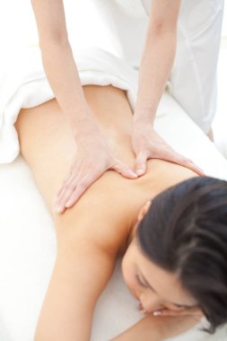 sırt masajı sahip genç bir kadın 