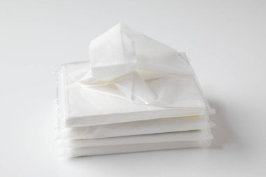 Beyaz arkaplanda beyaz mendil kağıtları.