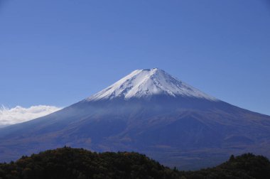Japonya 'da Fuji Dağı karla kaplı.