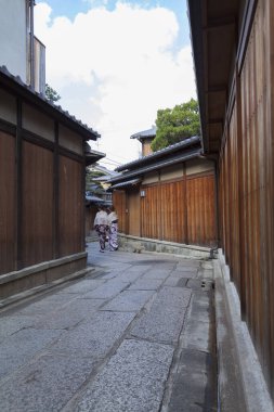 Japonya 'nın Kyoto kasabasındaki Isibekoji caddesinde kimono giyen iki kadının arka görüntüsü.