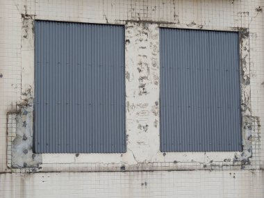 Eski binadaki sanayi pencereleri