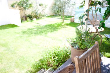 Modern Japon evinin güzel bahçesinin manzarası.