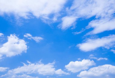 mavi gökyüzü ve doğa arka planında bulutlar