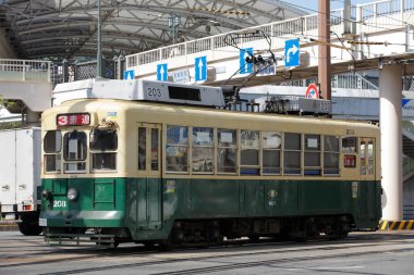 Tramvay şehrin caddesinde ilerliyor..