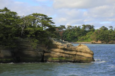 Güzel bir deniz manzarası ve kayalık bir sahil. Miyagi Bölgesi, Japonya 'daki Matsushima Adaları