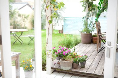 Modern Japon evinin güzel bahçesinin manzarası.