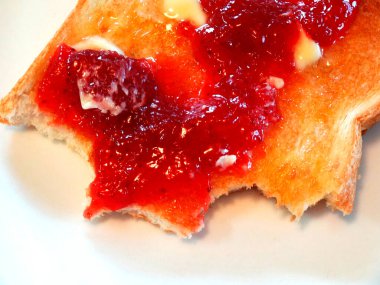 Çilek reçelli lezzetli tost manzarası.