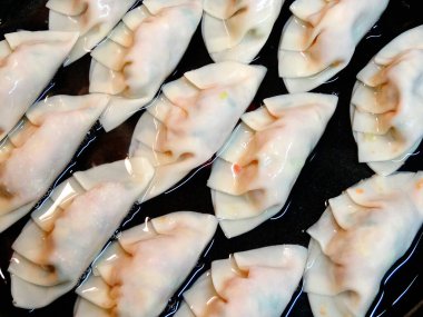 Arka planda kaynamış hamur köftelerini kapat.