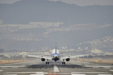 Japonya 'da bir uçak gökyüzünde uçmaya hazır.