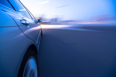 Hareket halindeki araba, hareket bulanıklığı, şehrin hareket soyut arkaplanı