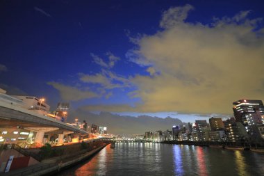 Akşam vakti limanda zengin ışıklarla aydınlatılan, Japonya