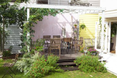 Modern Japon evinin güzel bahçesinin manzarası.