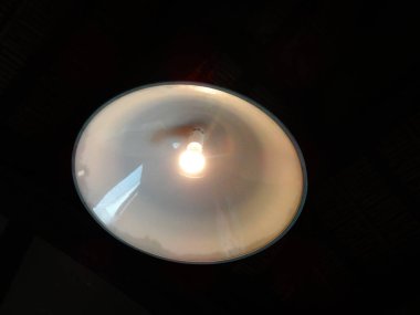 Işıl ışıl tavan lambasının iç taraftaki yakın görüntüsü             