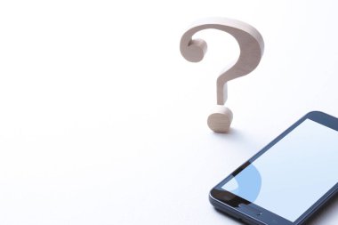 Beyaz arkaplanda soru işareti ve akıllı telefon