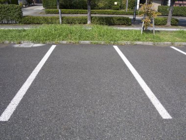 Şehirdeki boş otoparkta beyaz park işaretleri