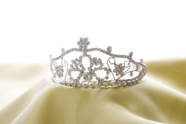 Zarif kumaşta çok güzel lüks bir taç. güzellik ve moda.       