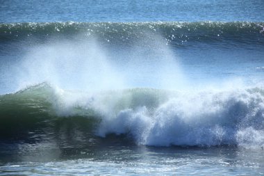 Deniz dalgaları kıyıda kırma     