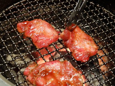 Et ve ateşle barbekü ızgarasına yakın çekim 