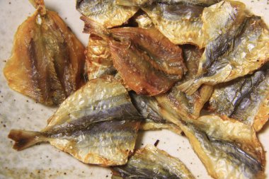 Arka planda tuzlanmış balık, yakın plan.