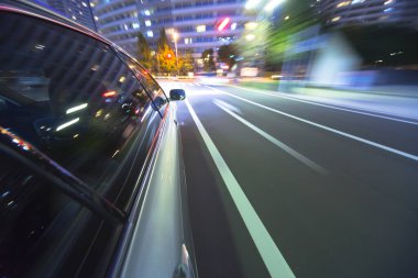Araba gece yolda gidiyor. Hareket bulanıklığı